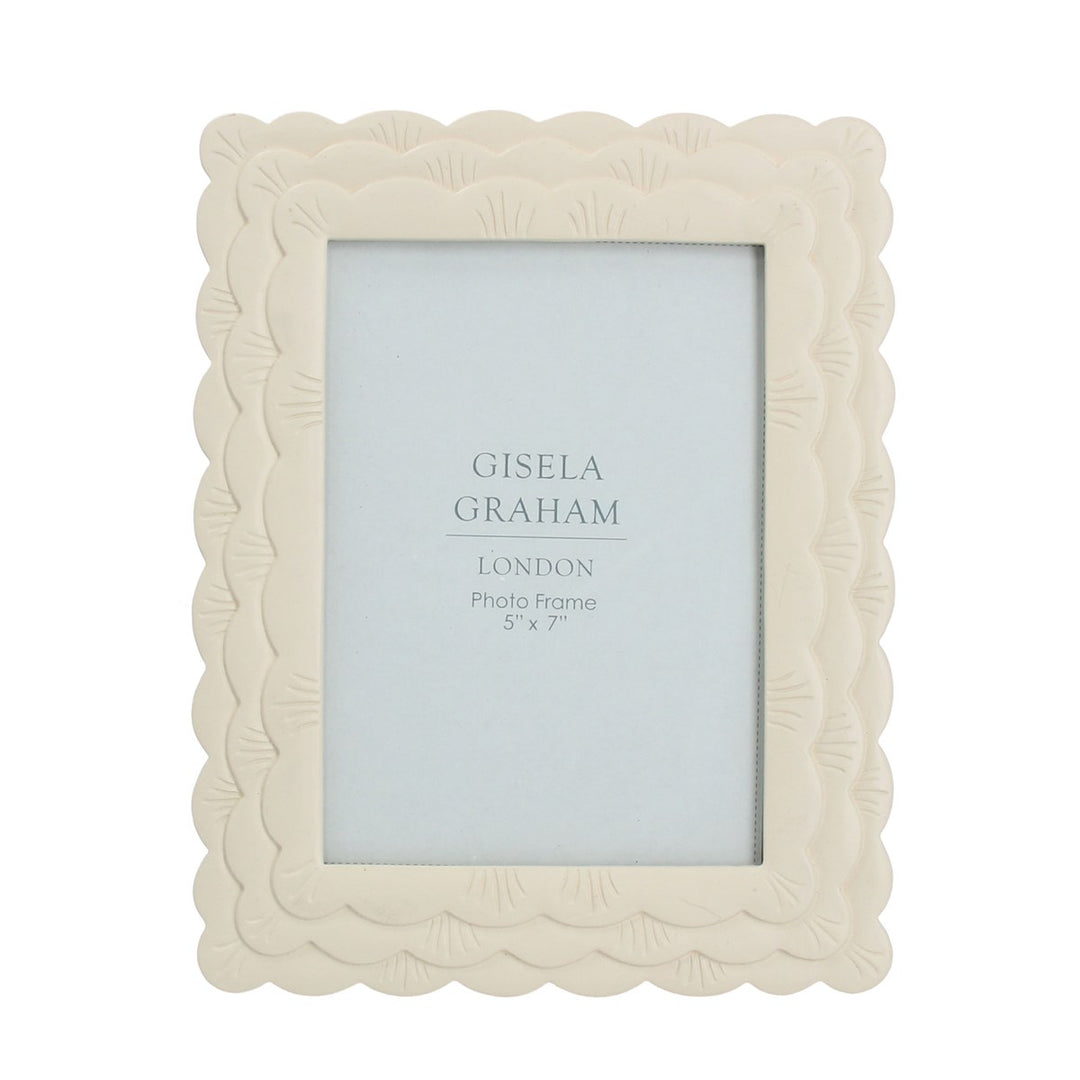 Cream Scalloped Resin Picture Frame 5x7        /
