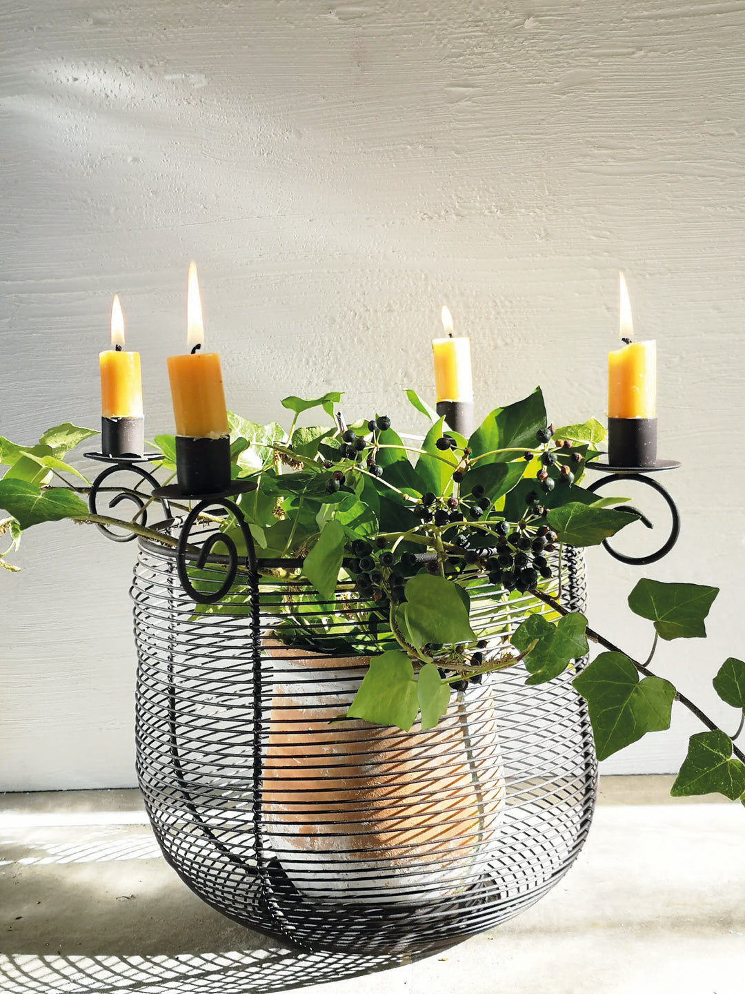 Wire Pot Basket With4 Candle Holders Rust