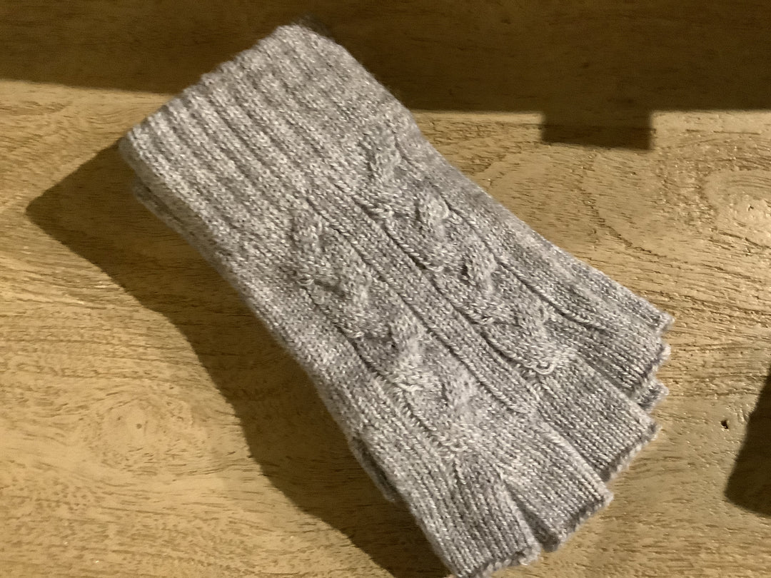 CLASSIC CABLE KNIT GLOVES WITH A RIBBED CUFF Dove Grey