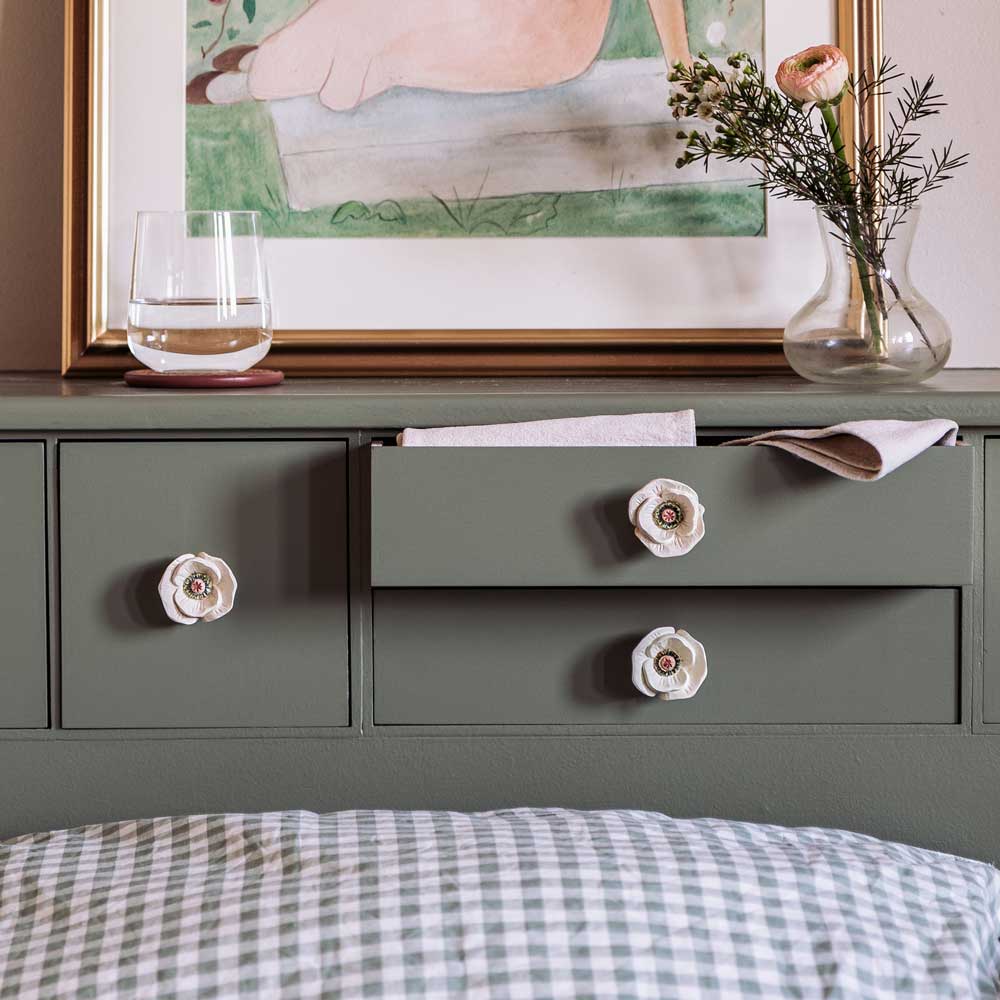 Cabinet Knob – White Poppy